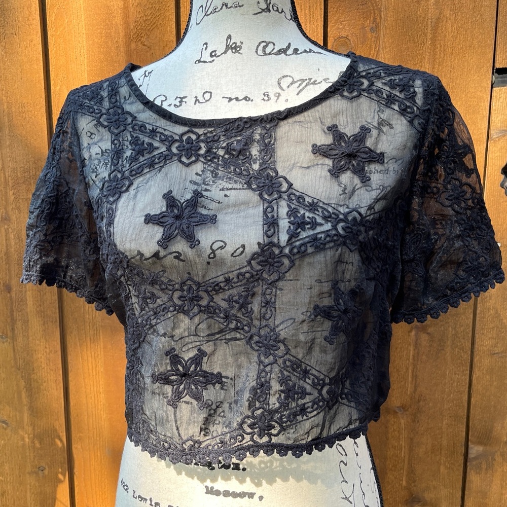 Forever 21 Black Lace Short Sleeve Crop Top Size M EUC